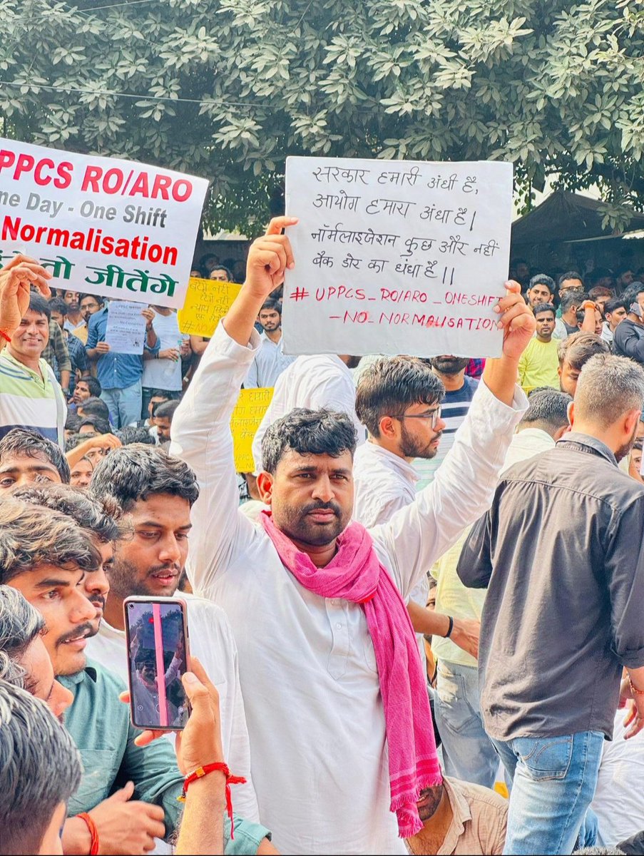Shiva92493592's tweet image. इलाहाबाद में UPPSC के छात्रों के साथ उनकी मांग के समर्थन में प्रदर्शन कर रहे थें, @RaghvendrA2Y इलाहाबाद विश्वविद्यालय भाई को पुलिस ने हिरासत में ले लिया है,
#StudentUnity #ROAROEXAM #No_Normalization_In_Uppcs #RoAro #One_Day_One_Shift #PCS #UPPCSExam