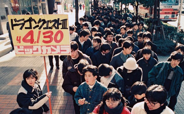 dq2sukesan's tweet image. 36年前にドラクエ3を強奪した人も
された人もリメイクのドラクエ3買うんだろうか⋯

36年前に学校サボって行列に並んだ人は明日は有給かな？