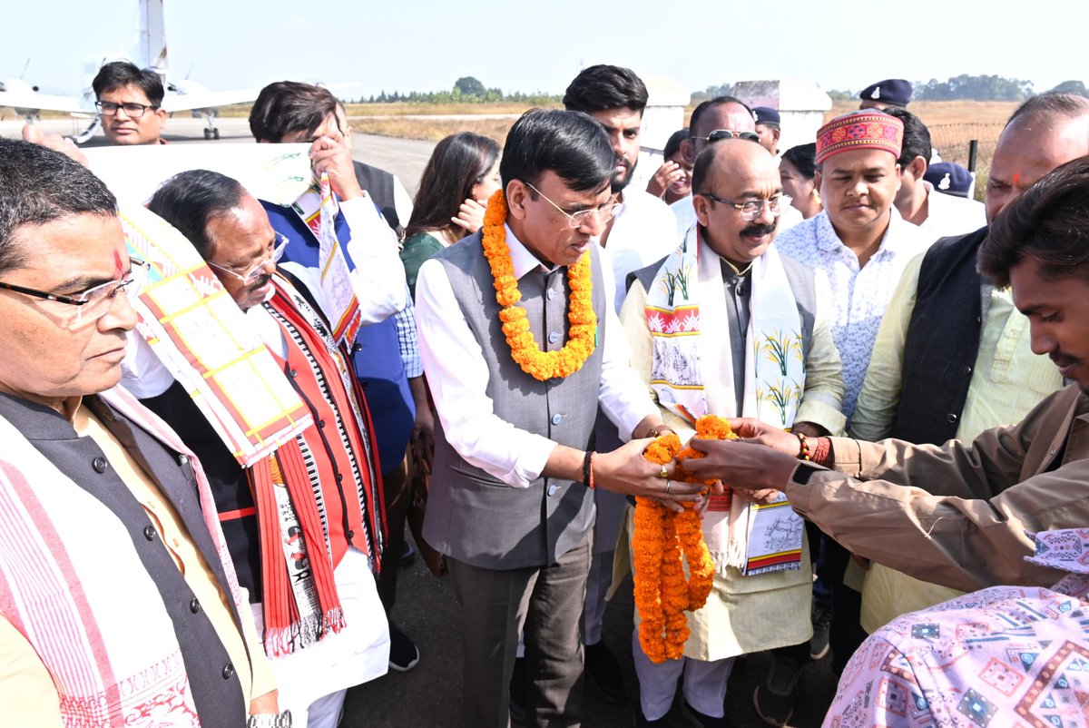mybharatgov's tweet photo. Minister of Youth Affairs &amp; Sports, Dr. Mansukh Mandaviya graced the event with his arrival in Jashpur, Chhattisgarh, for Bhagwan Birsa Munda #माटी_के_वीर Padyatra. He will lead the padyatra, honoring the pride and heritage of our tribal communities.

#MYBharat https://t.co/fwCp2sPYen