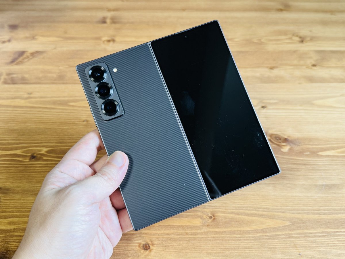 Galaxy Z Fold SEはいいぞぉ！Galaxy Z Fold SEはいいぞぉ（；^ω^）（；^ω^）ｗｗスペックはFold6と同等なのに使い勝手が180度違う。

折り目なんて全然目立たないし、ほとんど誰も持ってないからスタバでのドヤ要素だって満点（キモ）

まめこモバイル様なら買えるぞぉ。Galaxy Z Fold