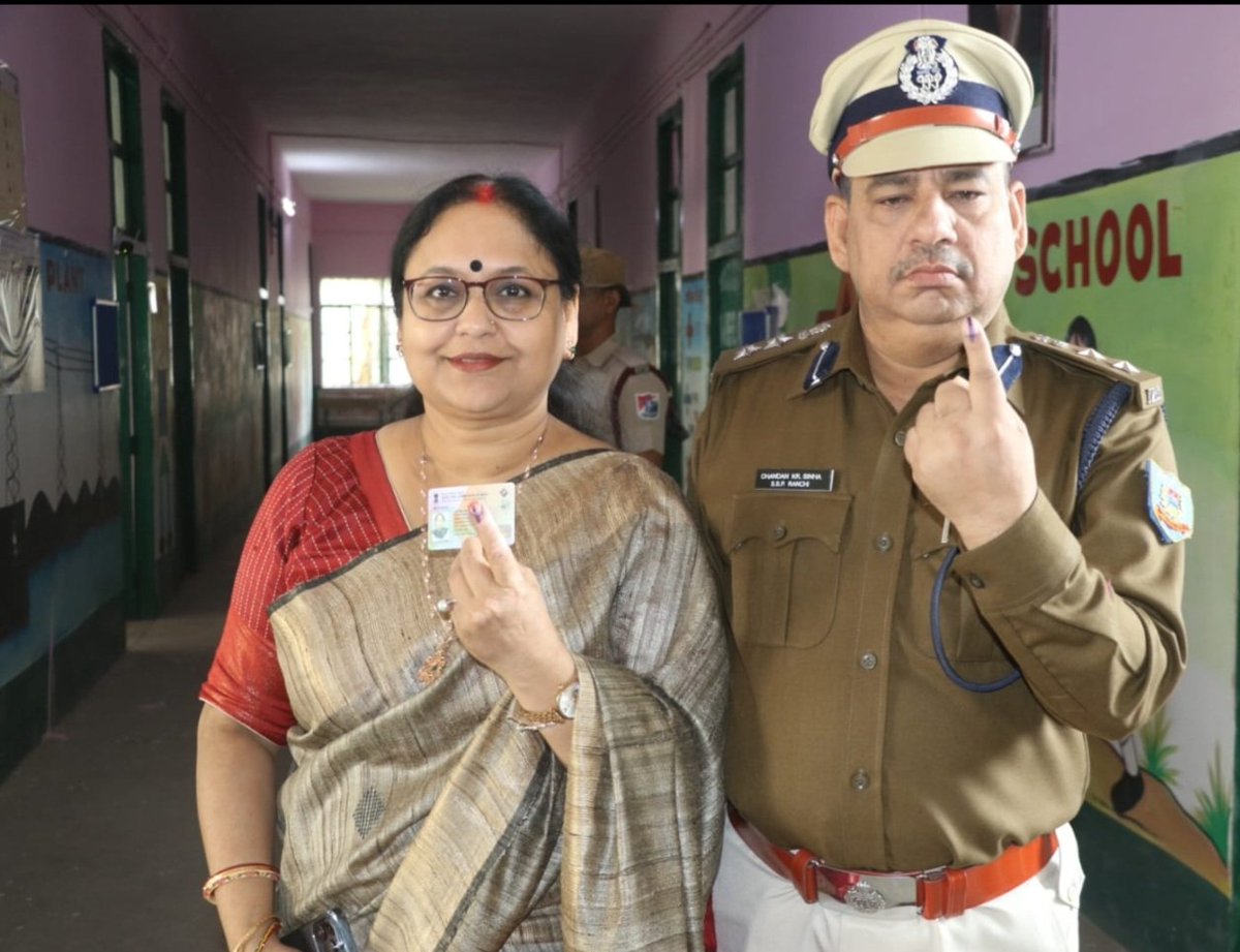 ranchipolice's tweet image. रांची: विधानसभा चुनाव 2024 : वरीय पुलिस अधीक्षक, रांची श्री चंदन कुमार सिन्हा और उनकी पत्नी श्रीमती कंचन सिंह के द्वारा बरियातू स्थित मतदान केंद्र में अपने मताधिकार का प्रयोग किया। वरीय पुलिस अधीक्षक ने रांची के आम जनता से अपील की है कि सभी अपने मताधिकार का जरूर इस्तेमाल करें.…