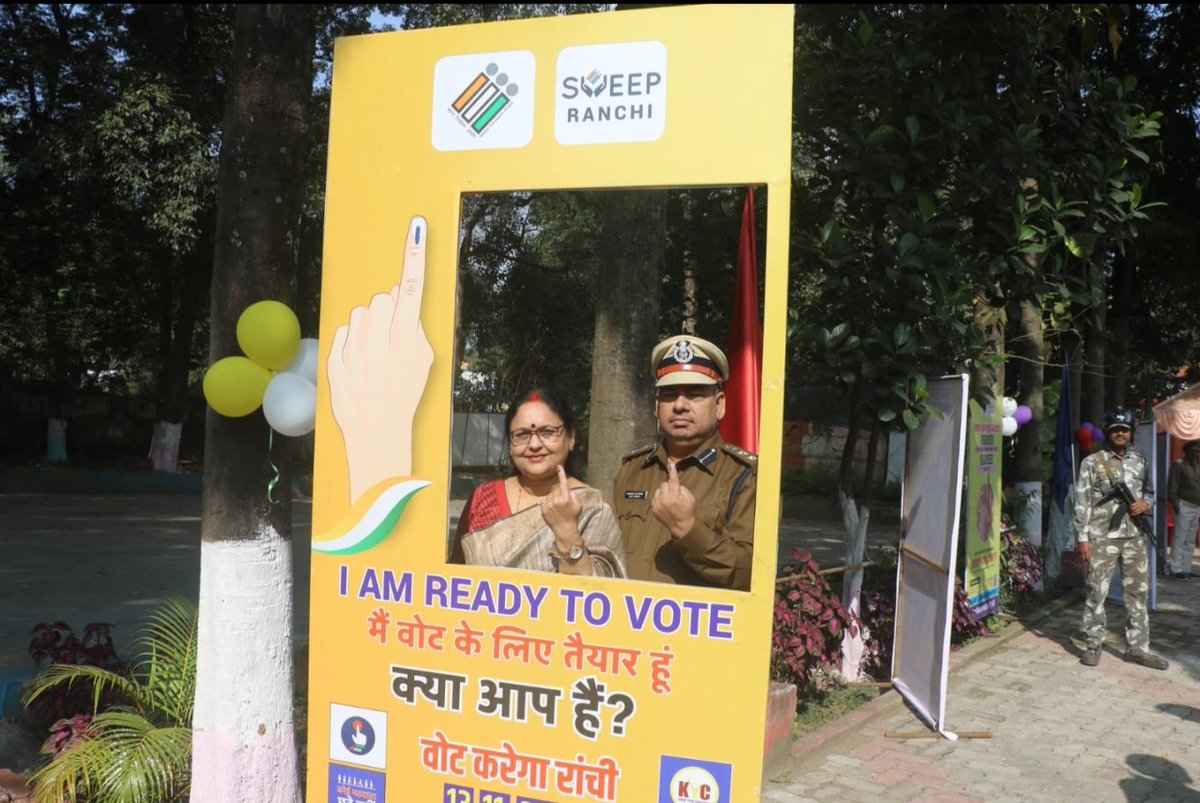 ranchipolice's tweet image. रांची: विधानसभा चुनाव 2024 : वरीय पुलिस अधीक्षक, रांची श्री चंदन कुमार सिन्हा और उनकी पत्नी श्रीमती कंचन सिंह के द्वारा बरियातू स्थित मतदान केंद्र में अपने मताधिकार का प्रयोग किया। वरीय पुलिस अधीक्षक ने रांची के आम जनता से अपील की है कि सभी अपने मताधिकार का जरूर इस्तेमाल करें.…