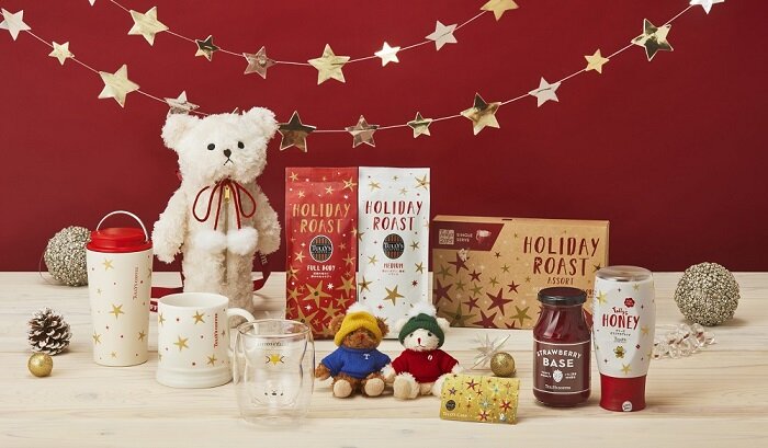Tullys_jp's tweet photo. 【 プレスリリース 】

ホリデーシーズン到来🎄
心あたたまるコーヒータイムをお届け

11/20(水)～発売 
アイリッシュラテ / マスカルポーネティラミスラテ 
などが発売

━━━━━━━━…‥・★
これから訪れるホリデーシーズンが
楽しみと笑顔でキラキラと輝きますように
━━━━━━━━…‥・

ホリデーが楽しみな皆さまへ
アイリッシュラテをはじめ、この時季らしいフードやグッズ類をお届けします。

詳しくはこちら →
https://t.co/UGX273XhE3

#タリーズ