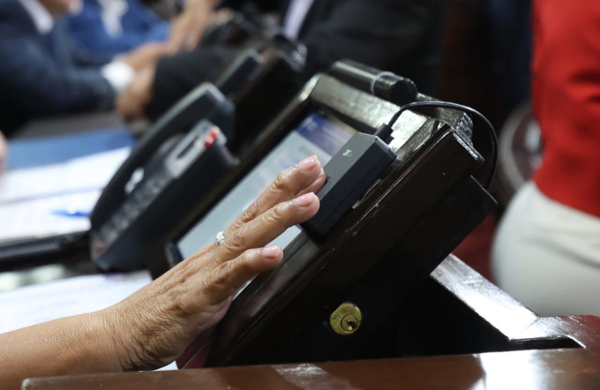 CongresoGuate's tweet photo. #URGENTE | Los diputados aprobaron el Decreto 29-2024, Ley de Infraestructura Vial Prioritaria, normativa que moderniza el modelo de construcción de carreteras en Guatemala, impulsando el desarrollo y la conectividad de frontera a frontera y puerto a puerto.

¡Juntos haciendo un #CongresoDiferente!

🏦#XLegislatura
🔎#TransparenciaLegislativa