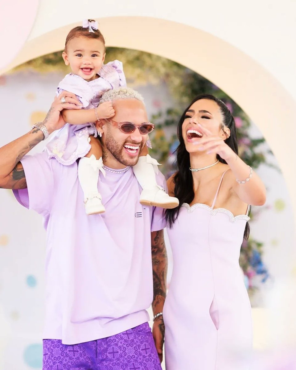 neymarmisajr's tweet photo. #BRUNEY #MAVIE 💜 https://t.co/OG1EK2aDpp