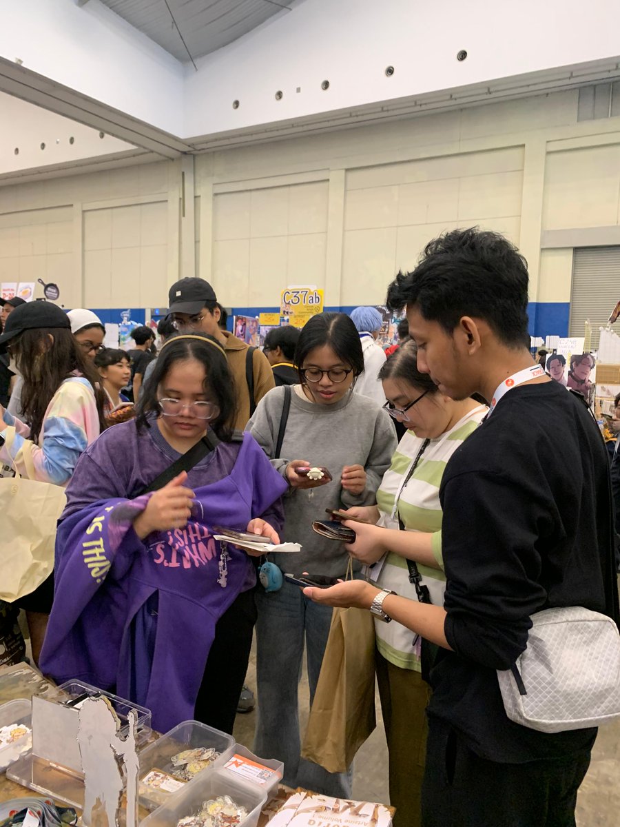 Nutcrack_Studio's tweet photo. Introducing our coming-soon game "Legacy of The Ancients Eldoria" at our booth in Comifuro19. Super fun discussing with a lot of game enthusiast and receiving positive feedbacks about our game.
#retrogames #indiedev #pixelart https://t.co/uDEYPnTbTm