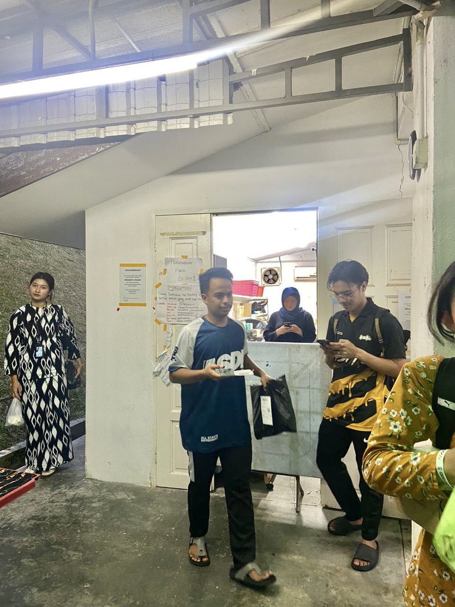 ssyvvz's tweet photo. As a full service store on campus, Coop Mart not only provides daily and academic items but is also the main location for students to receive packages sent through various courier services. This step helps students avoid the difficulty of picking up parcels outside the campus. https://t.co/pwSy8Kun4T
