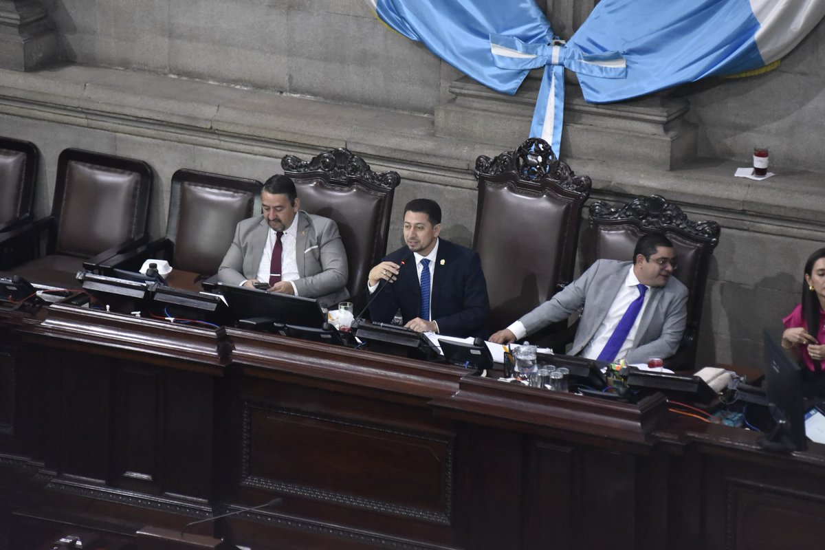 CongresoGuate's tweet photo. #URGENTE | Los diputados aprobaron el Decreto 29-2024, Ley de Infraestructura Vial Prioritaria, normativa que moderniza el modelo de construcción de carreteras en Guatemala, impulsando el desarrollo y la conectividad de frontera a frontera y puerto a puerto.

¡Juntos haciendo un #CongresoDiferente!

🏦#XLegislatura
🔎#TransparenciaLegislativa