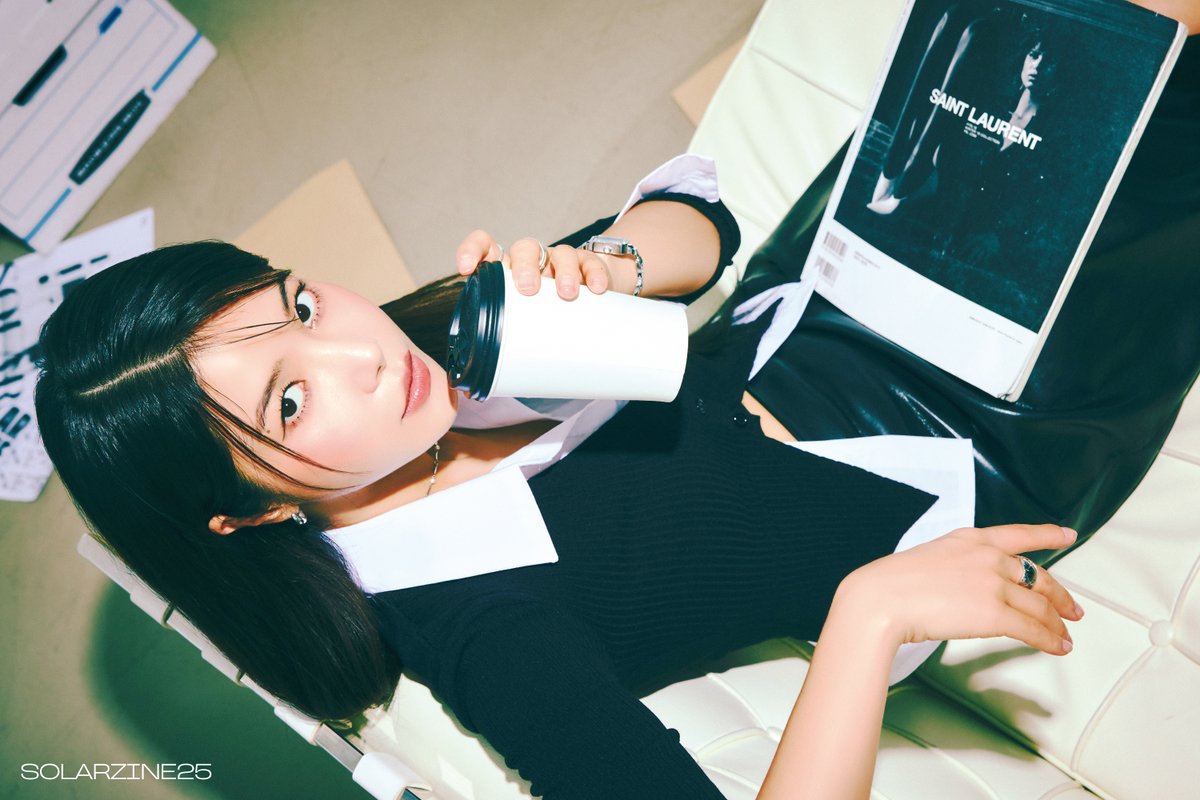 [#솔라]

솔라(Solar) 2025 SEASON’S 
GREETINGS [SOLARZINE’25]

📰 CONCEPT PHOTO 📰

#Solar #시즌그리팅 
#SOLARZINE25