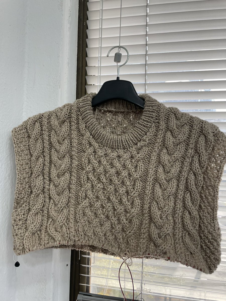 cookietheknitter 의 sibilla sweater 

2합15수 4ply 모헤어 1ply 6mm

목단을 먼저 달아놓으니 
소매를 뽑을 기운이 난다!