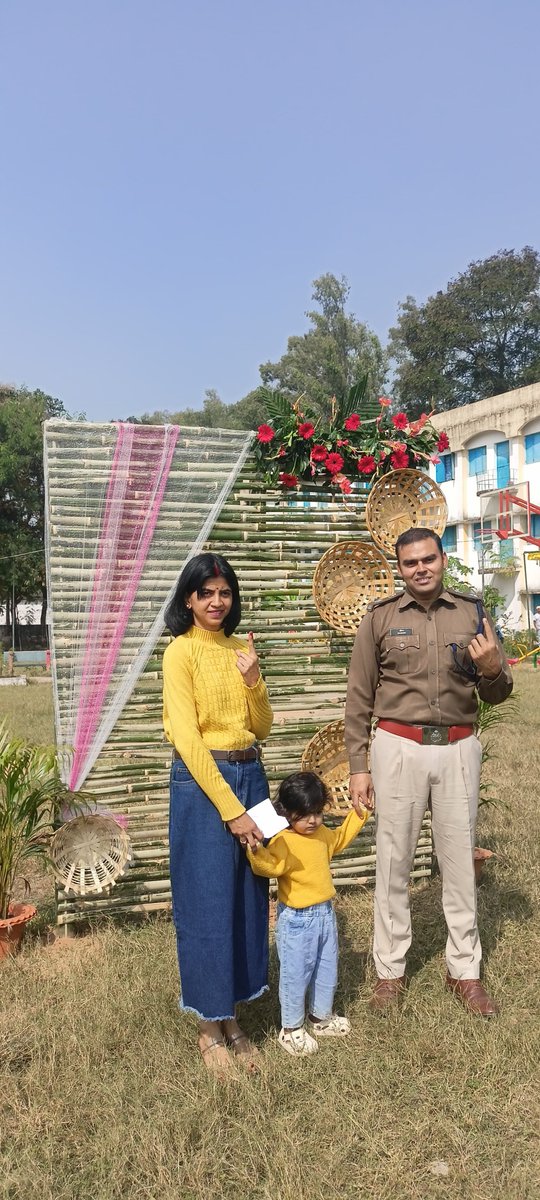 सिमडेगा:- पुलिस अधीक्षक श्री सौरभ कुमार ने अपने परिवार के साथ मुख्यमंत्री उत्कृष्ट विद्यालय, सिमडेगा मतदान केंद्र संख्या -166 पहुंच लोकतंत्र की इस माह पर्व में वोट कर अपनी भागीदारी सुनिश्चित किया। 
#VoteDeneChalo 
<a href="/ceojharkhand/">Chief Electoral Officer, Jharkhand</a> 
<a href="/ECISVEEP/">Election Commission of India</a> 
<a href="/dc_simdega/">DC SIMDEGA</a>