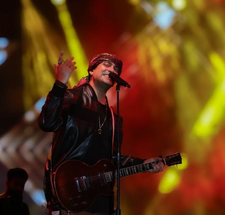 SSMixLyrics's tweet photo. @JubinNautiyal #JNLIVE in MNIT Jaipur🎙🔥🎸 https://t.co/7fKQOVcsU3