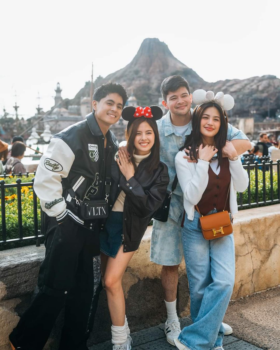 JulieverShots's tweet photo. With their friends 🤍

📍 Tokyo Disney Sea

#JulieAnneSanJose | #RayverCruz https://t.co/DLchGYFBpQ