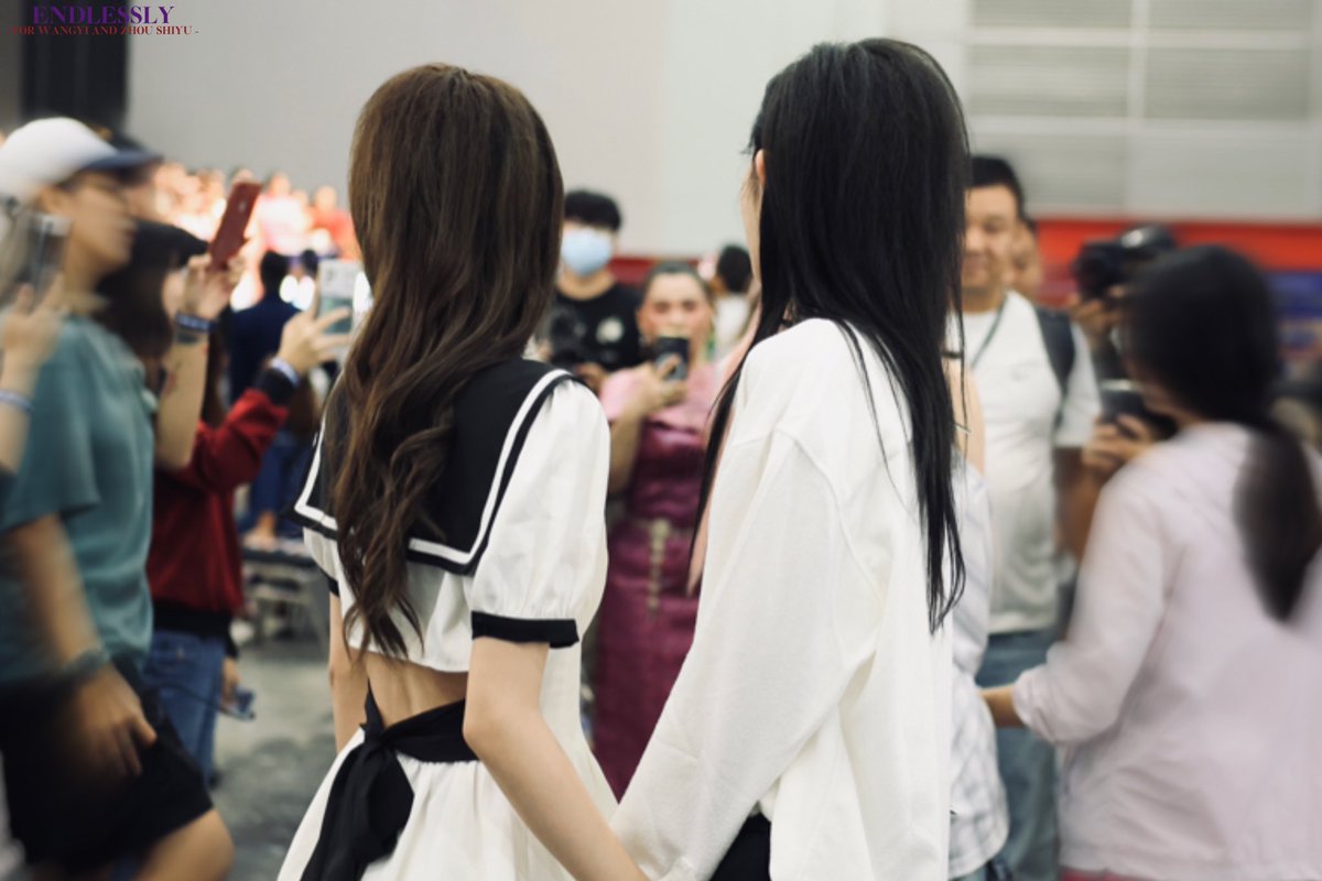 endlessly_sqhy's tweet photo. 241113 MEET48 BANGKOK 🇹🇭 
#SNH48 #王奕 #周诗雨 #诗情画奕 #WANGYI #ZHOUSHIYU #SQHY  

through the storm, i’ll still find you. https://t.co/6JNhRq87h4