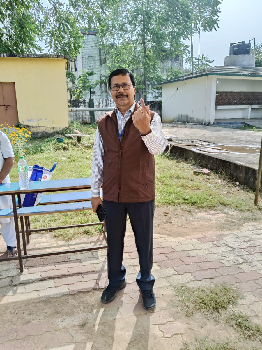 सिमडेगा:-  उप विकास आयुक्त, सिमडेगा ने मतदान केंद्र पहुंच कर लोकतंत्र की इस महापर्व में वोट कर अपनी भागीदारी सुनिश्चित किया। साथ ही उन्होंने जिले के सभी मतदाताओं से अपना मताधिकार का प्रयोग करने के अपील किया।
#VoteDeneChalo 
<a href="/ceojharkhand/">Chief Electoral Officer, Jharkhand</a> 
<a href="/ECISVEEP/">Election Commission of India</a> 
<a href="/dc_simdega/">DC SIMDEGA</a>