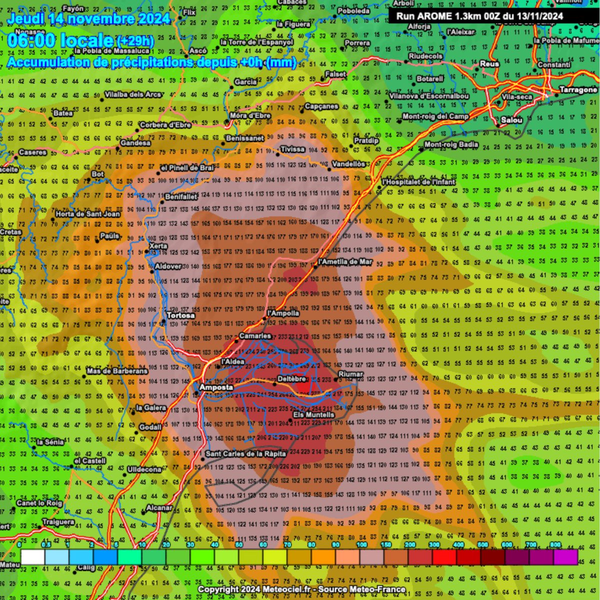 alexmegapc's tweet photo. ❌❌❌Molta Atenció les pròximes hores!! El model Arome0Z no ha rebaixat absolutament res, segueix mostrant entre el Baix Ebre i comarques del sud de Tarragona litrades de 100-150 litres d'acumulat, i molts punts amb 70 litres o més. Si observeu hi ha una convergència de vents bestial, que posa a tot drap la màquina convectiva topant amb l'aire fred que tenim en altura. Al llarg del matí la precipitació anirà de costa central a extrem sud i a partir de la tarda/vespre i primeres hores de la matinada quedarà restringida a l'extrem sud on seguirà acumulant litrades. Dijous a partir del matí les precipitacions pararien en tota CAT. #meteo