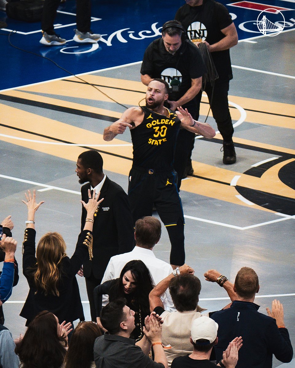 warriors's tweet photo. BAY AREA DO YOUR DANCE 😤 https://t.co/eTGadBq2XQ