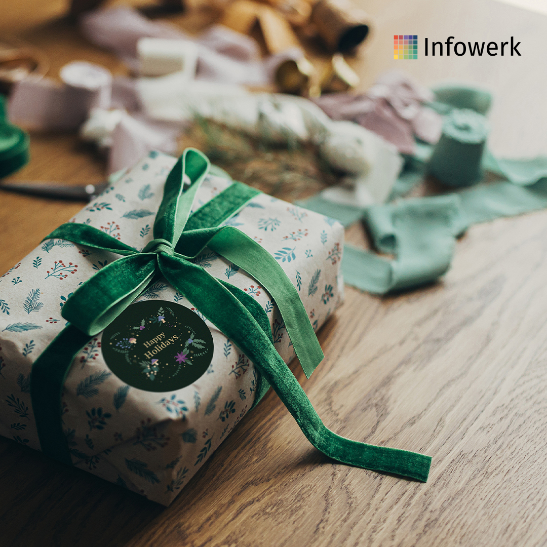 Infowerk_se's tweet photo. 🎁🎄 Ge dina #julklappar en extra dos kärlek med personliga förpackningar från #Infowerk! Med skräddarsytt #omslagspapper, #klistermärken och #presentetiketter ger du glädje så fort du lägger presenterna under granen 👉 https://t.co/umpnN28RGi https://t.co/OT42xfQM97