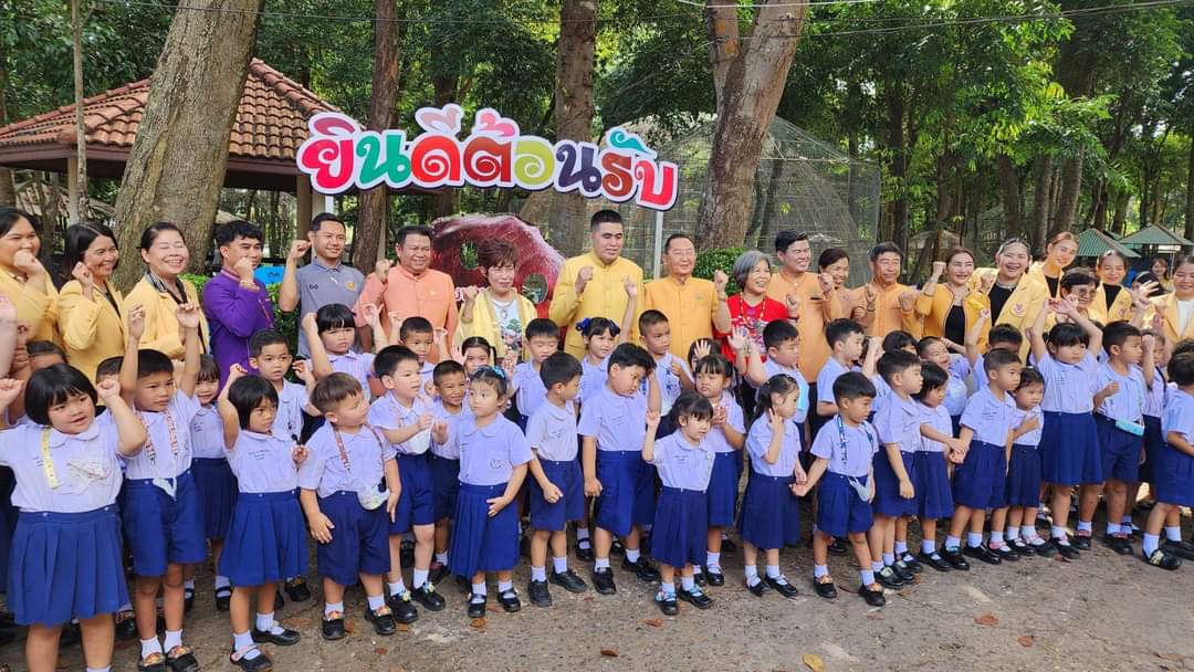 KhaosodEnglish's tweet image. (2/3) She is the first offspring of mother Ketsirinthorn and father Somsri, born on November 13. Many people consider her to be a local celebrity of the province. #onemonthold #hippopotamus #Sisaket #thailand
