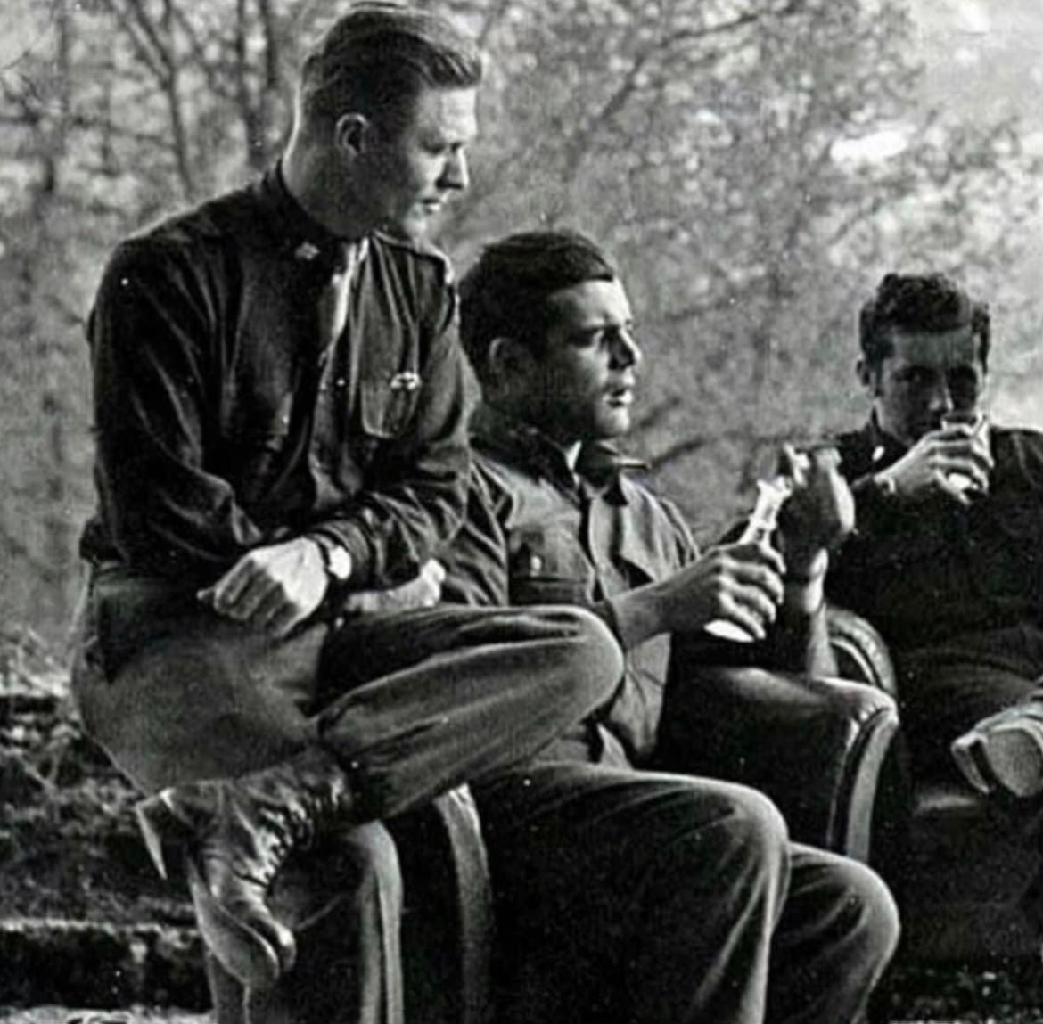 In May of 1945, three Easy Company legends (Dick Winters, Lewis Nixon, and Harry Welsh) celebrate the end of the war in Europe in Berchtesgaden. 🪖