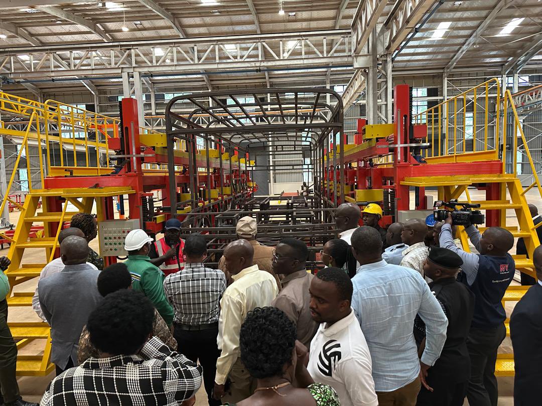 kigapot's tweet image. Legislators from the East African Legislative Assembly visited the #KiiraVehiclePlant to observe East Africa’s industrial progress, aligning with EAC goals of economic integration. Sabinus bebe cool Millicent Omanga Teso #Endtimemessage #UgMoving4Wd
