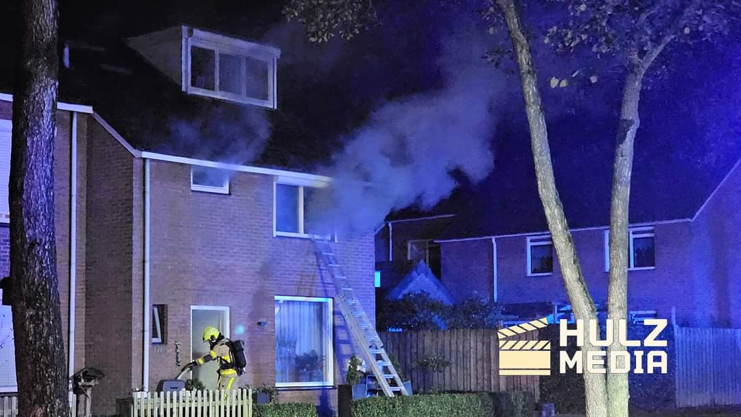 Woningbrand in Elburg, ambulancebroeder gewond
