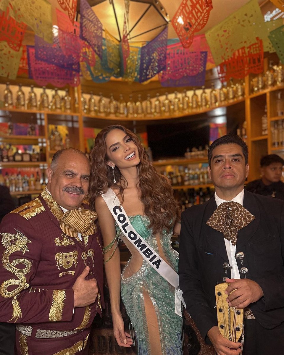 Inspirado en los siete colores del mar del archipiélago de San Andrés, Providencia y Santa Catalina, este vestido celebra la magia del Caribe colombiano con sus vibrantes tonos de azul y verde. 🌊💙 Un homenaje a mi bello país. ¡Viva Colombia!  👑: <a href="/MUColombiaORG/">Miss Universe Colombia</a>