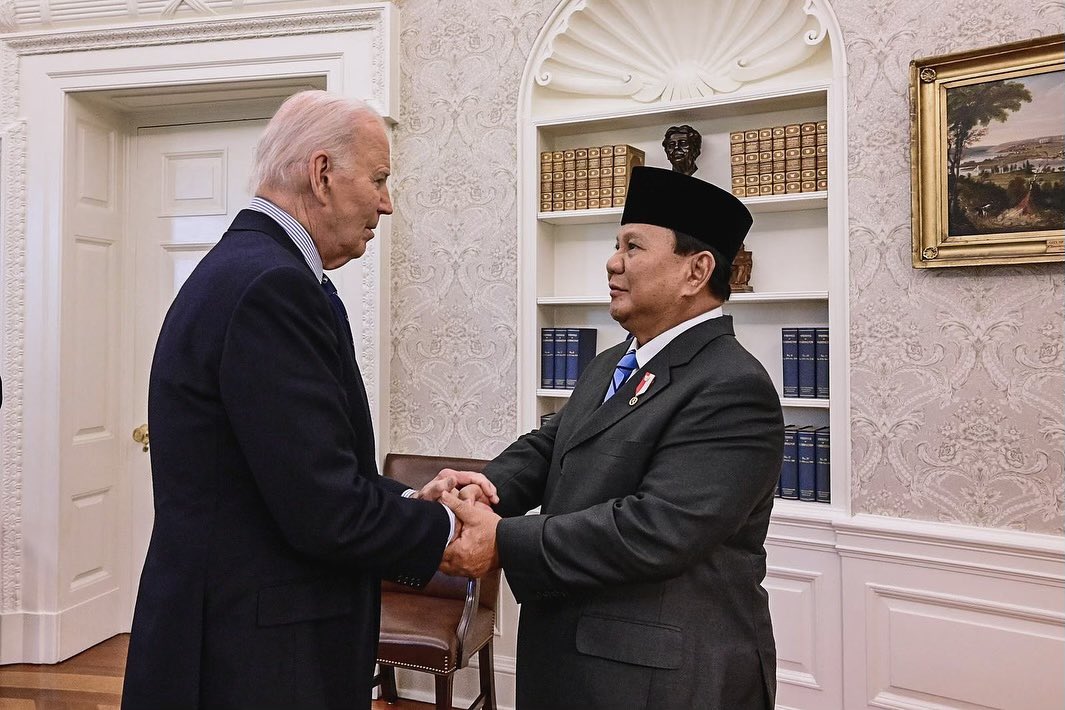 prabowo's tweet photo. Memenuhi undangan Presiden Amerika Serikat, Yang Mulia Joe Biden, @POTUS. Kami membahas komitmen kerja sama yang telah terjalin selama lebih dari 75 tahun, serta penguatan kemitraan strategis komprehensif untuk stabilitas global. 

Indonesia dan Amerika Serikat adalah mitra lama yang terus berkolaborasi dalam berbagai inisiatif, termasuk untuk kemajuan kawasan.

Gedung Putih, Washington, D.C.,
Amerika Serikat, 12 November 2024.

Foto: Dok. Tim Media Presiden Prabowo Subianto, Biro Pers Sekretariat Presiden