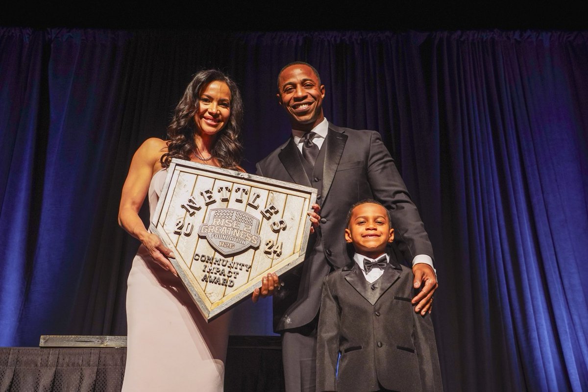 Proud to be a recipient of the #community #impact #award at the <a href="/R2GCharity/">Rise 2 Greatness Foundation</a> Gala at #TheGreenValleyRanchResort in #LasVegasNevada.