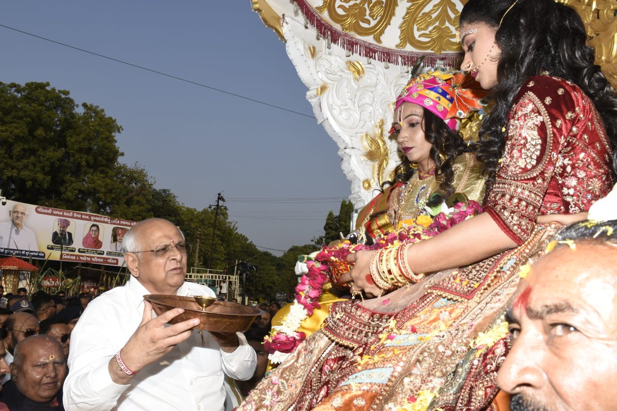 Bhupendrapbjp's tweet photo. રાજકોટના ગોંડલ ખાતે ગતરોજ તુલસી વિવાહના ભવ્ય આયોજનમાં સહભાગી થવાનો અવસર પ્રાપ્ત થયો. આ પ્રસંગે આયોજિત ઠાકોરજીના વરઘોડાનું ભાવપૂર્વક સ્વાગત કરીને ઠાકોરજીની આરતી ઉતારી. ગોંડલના ધારાસભ્ય શ્રીમતી ગીતાબા જાડેજાના નિવાસસ્થાને ભગવાન શાલીગ્રામ અને તુલસીમાતાના વિવાહ પ્રસંગે ઉપસ્થિત રહી સૌની સાથે શુભેચ્છાઓનું આદાનપ્રદાન કર્યું. ધર્મ, કલા અને સંસ્કૃતિના રંગોથી આ સમગ્ર પ્રસંગ ખૂબ હર્ષમય બની રહ્યો.