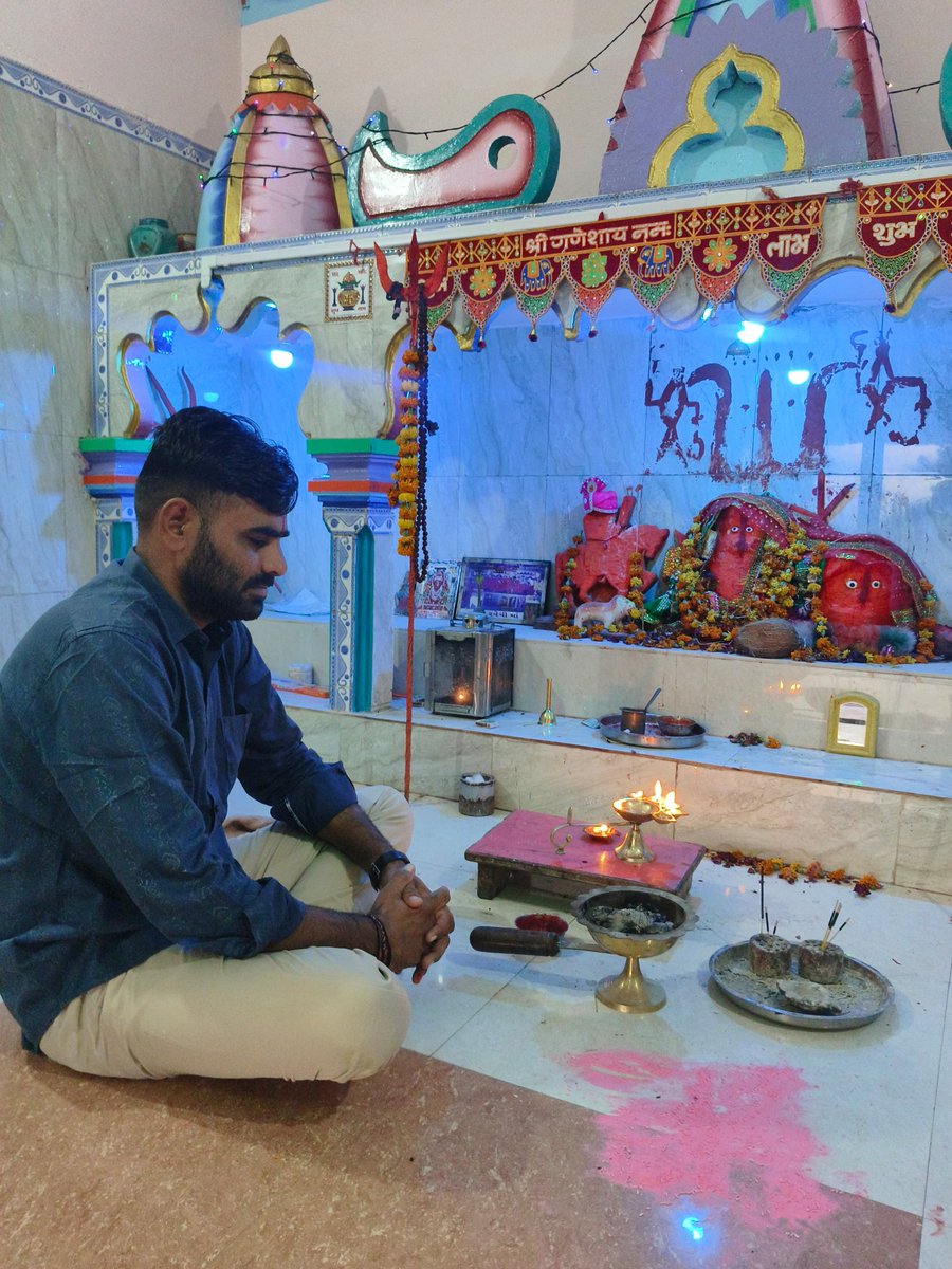 ઘણું બધું કરવા છતા કંઇજ બદલતું ના દેખાય ને ત્યારે બધું જ ભગવાન ઉપર છોડી દેવું..🙏