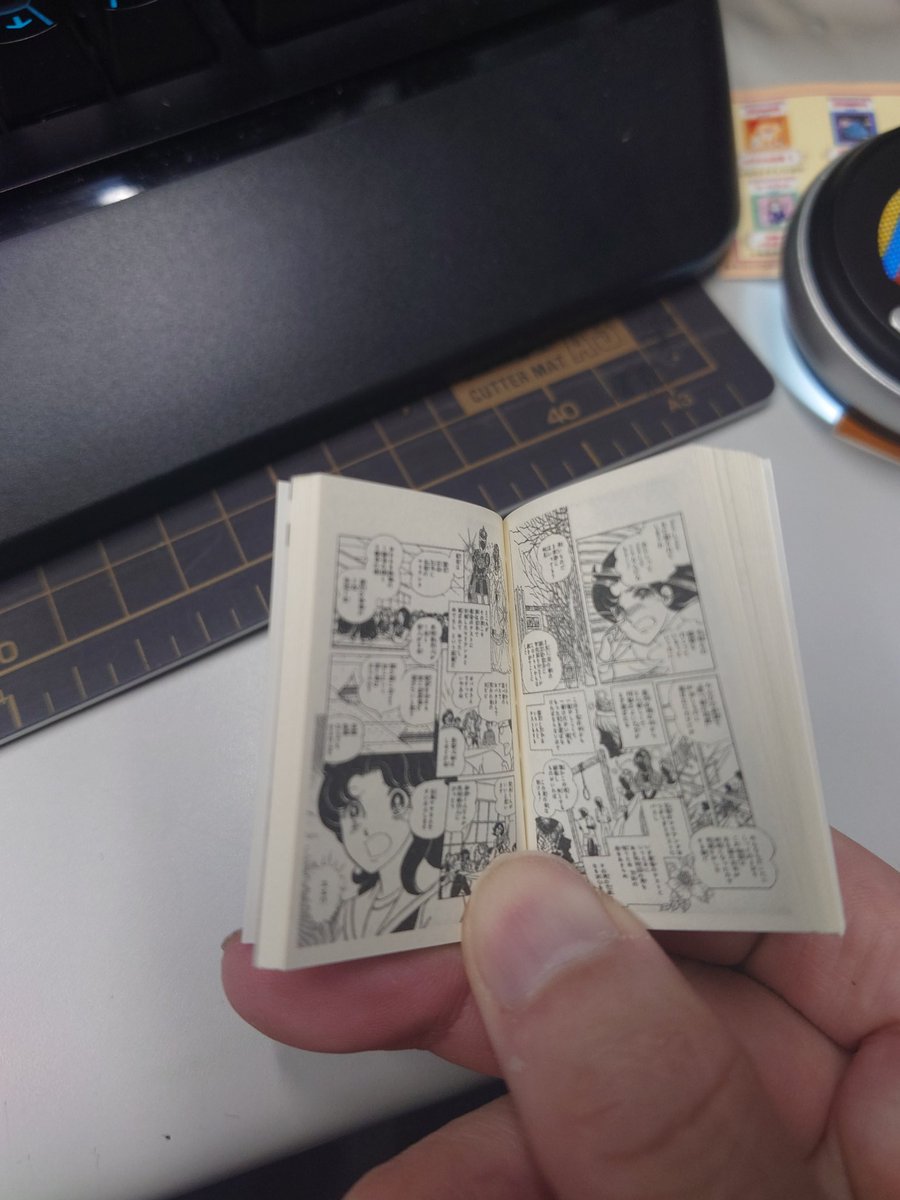 kotorixp's tweet photo. 花とゆめガチャをやったら「ガラスの仮面」が出てきたのね。ああ、アクリルかなと思ったら単行本で笑い。拡大鏡使わないと字が読めないよｗｗｗｗｗｗ https://t.co/BxcM341ixc