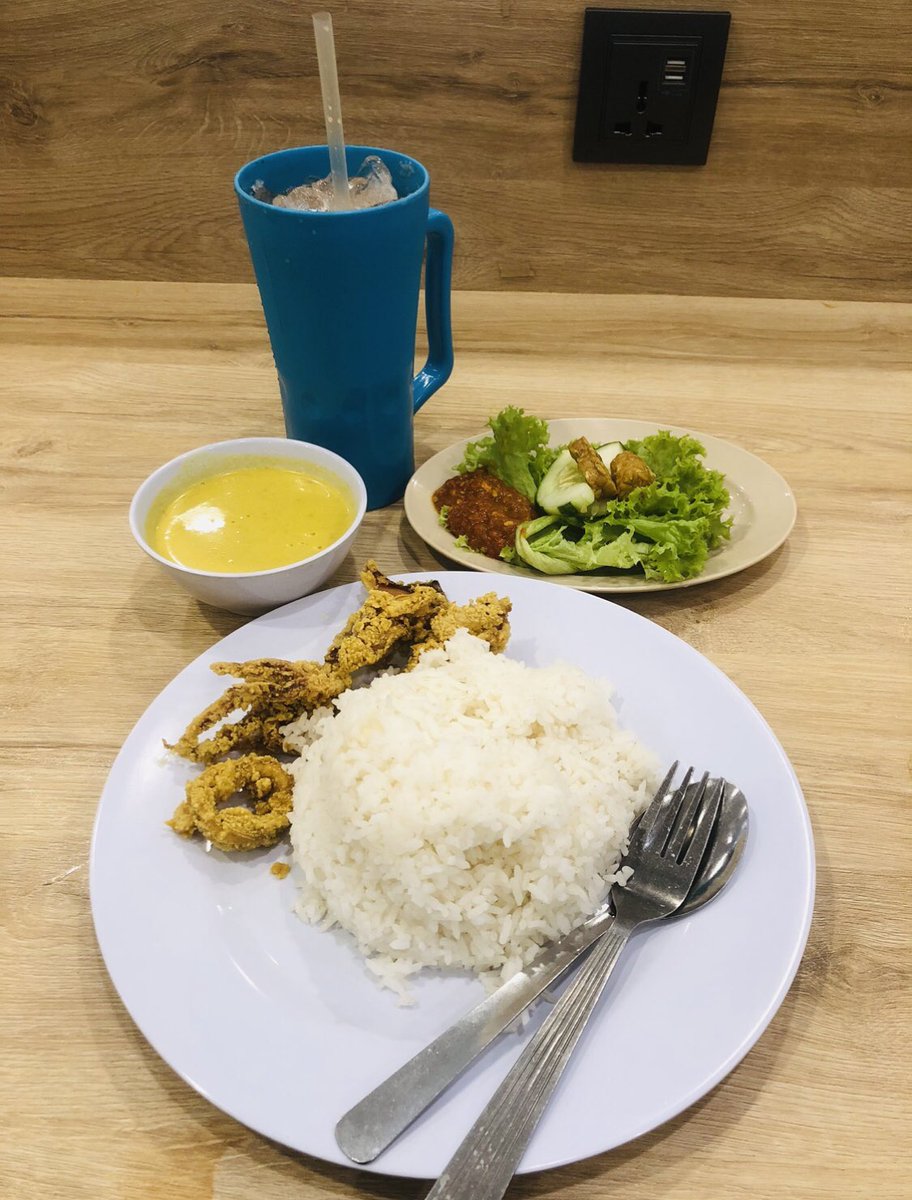 Mikaeel_17's tweet photo. "Lunch Nasi Sotong goreng with kuah masak lemak sambal dan salad 🍛🍸😋

#Food_Is_My_Happiness 😘 https://t.co/m6e2btFWeD