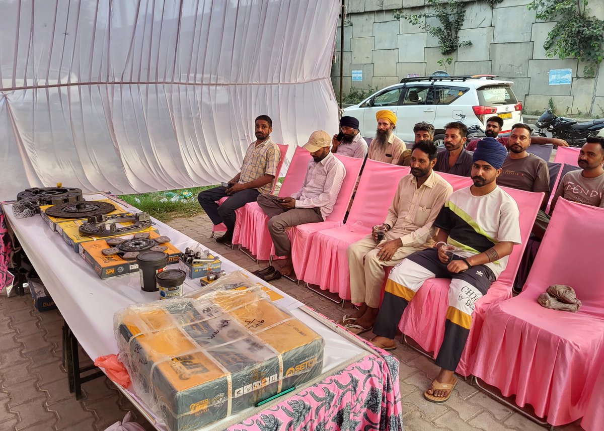 SetcoAuto's tweet photo. At our Corner Meet in Khanna, mechanics united to experience the quality and performance of our Lipe Clutches and Allied Products. Together, we’re shifting gears toward success.
#SetcoAutoSystems #Leadersintruckparts #Clutchleaders #SetcoLipe https://t.co/K9xZqgI5NW