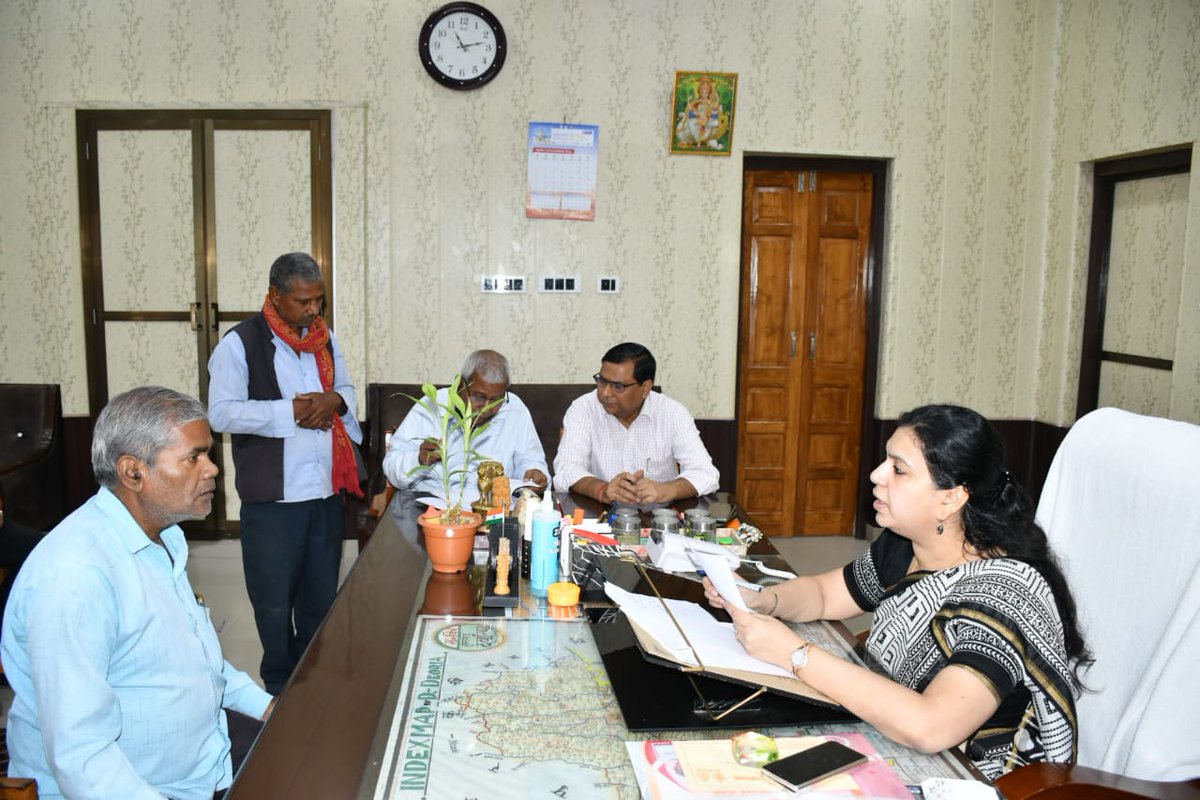 dmdeoria's tweet photo. कलक्ट्रेट कार्यकक्ष में #जनता_दर्शन के दौरान आमजन की समस्याओं को सुनते हुए।
@UPGovt
@jansunwai_up
@CMOfficeUP
@InfoDeptUP https://t.co/LJYvwHG8A7