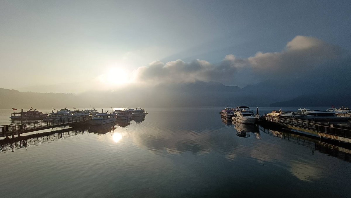 sunmooninn216's tweet photo. 秋意漸濃,湖光秋水如畫 🍁
走在日月潭的湖畔,
陽光透過薄霧輕輕灑在水面上,
隨風微漾,
映出一層層溫柔的光影
彷彿時間在此悄悄停駐 🕊️
此時的湖面如同一幅未完的水墨畫,
帶著微微的藍、淡淡的綠,
此刻,天與地、山與水如此契合 🌳
每一步都讓人沉醉其中,
#日月潭
#SunMoonInn #BnB https://t.co/vxY61rlyJN