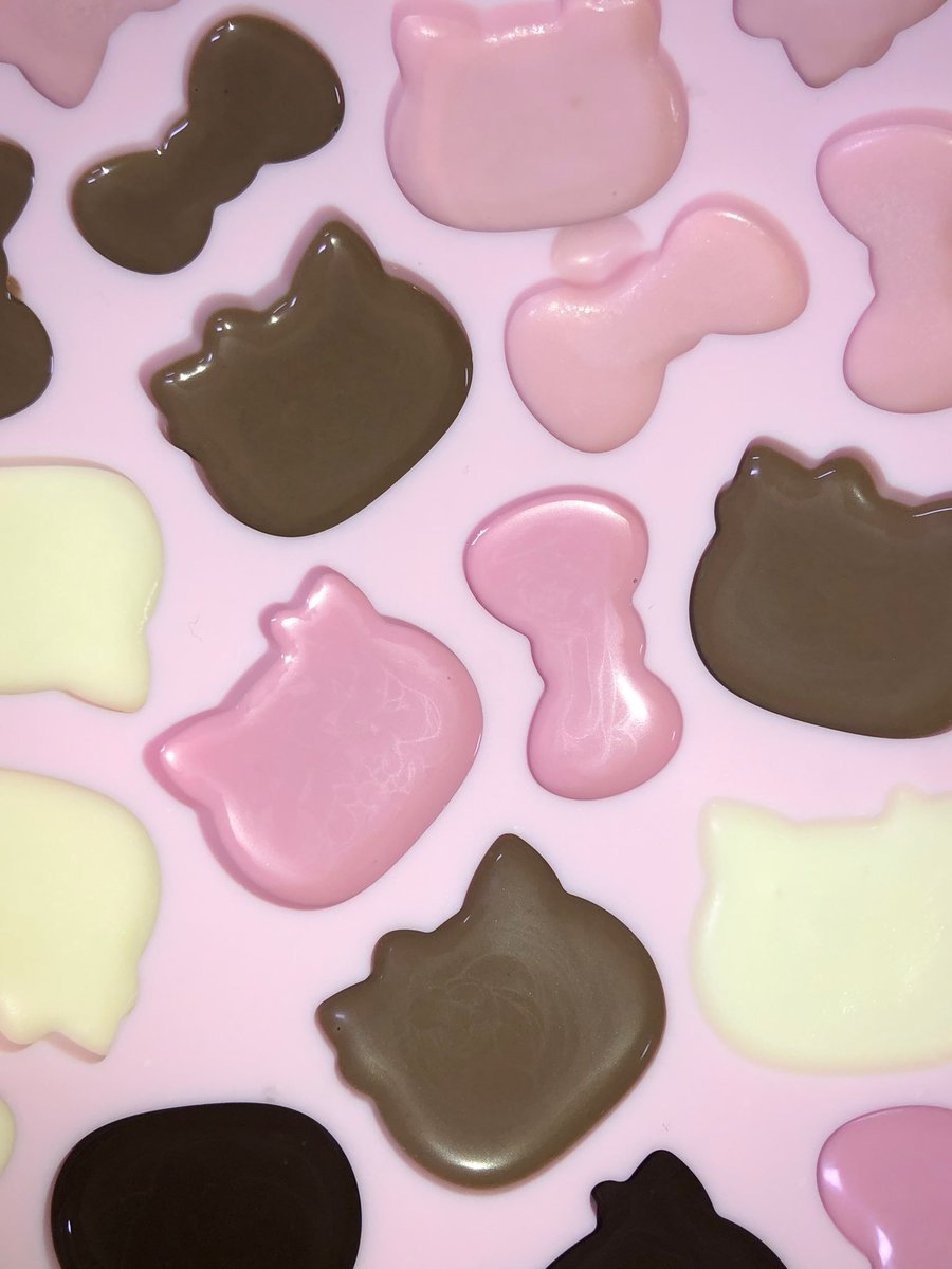 /＼＿_ ヘ／ヽ
　 /　　　 (＿(⌒厂ヽ
　｜　　　 　￣＼ノ
　 ●　ｏ　● 　｜ 헬로키티 빼빼로！
　 ♡＿＿＿＿＿ノ