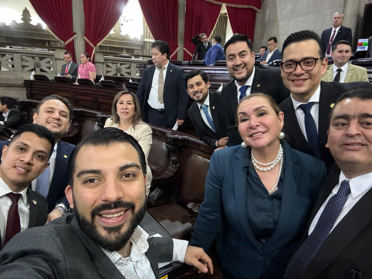A esta hora seguimos trabajando con buenos amigos, unidos por el desarrollo de nuestro país. #TrabajoLegislativo #CongresoGuate