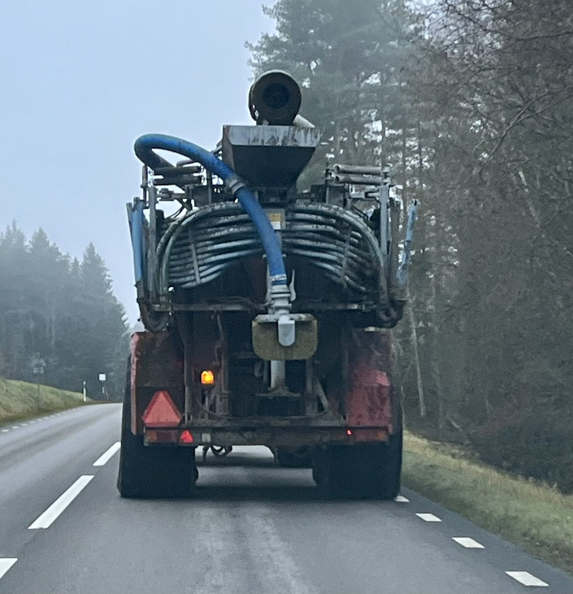 När H.R. Giger (äntligen) får designa en gödselspridare.