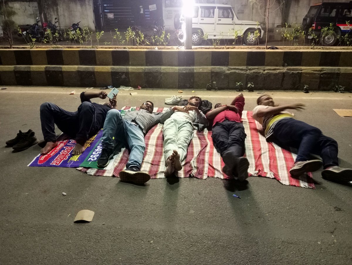 shabdsahity's tweet photo. दुःख के रास्तों  से गुज़र रही है ज़िन्दगी
इस क़दर हादसों से गुज़र रही है ज़िन्दगी
सरकार ध्यान दे तो अच्छा है
दुःख होता है ऐसे मर रही है ज़िन्दगी

किशोर चौहान
Lines @KISHORC9413
जुड़िए @shabdsahity
#UPPSC_No_Normalization
#UPPCS_ROARO_ONESHIFT https://t.co/monmHHwovS