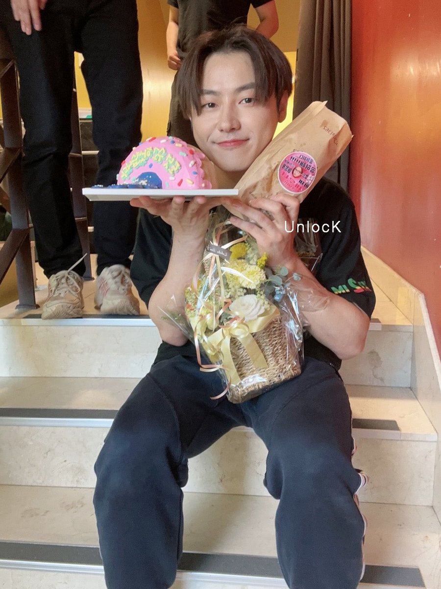 UNLOCK0409's tweet photo. 230604 도넛 막공 도시락 서포트 

#유권 #UKWON #김유권 #블락비 #블락비유권 https://t.co/9bnbQYtJrK