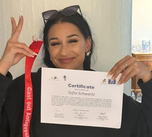 Suomen Romaniyhdistys (@sromaniyhdistys) on Twitter photo "Mua usein naurattaa se stereotypia, että me romanit ei käydä töissä ja me ollaan hirveen laiskoja. Kun me käytiin läpi meidän jokaisen työhistoriaa ja urapolkuja, niin täytyy sanoa, että ei me kyllä ihan niin laiskoja olla”, kertoo Sofia Ternengo butti -hankkeessa <a href="/ErasmusplusFI/">Erasmus+ Finland</a> "Mua usein naurattaa se stereotypia, että me romanit ei käydä töissä ja me ollaan hirveen laiskoja. Kun me käytiin läpi meidän jokaisen työhistoriaa ja urapolkuja, niin täytyy sanoa, että ei me kyllä ihan niin laiskoja olla”, kertoo Sofia Ternengo butti -hankkeessa <a href="/ErasmusplusFI/">Erasmus+ Finland</a>
