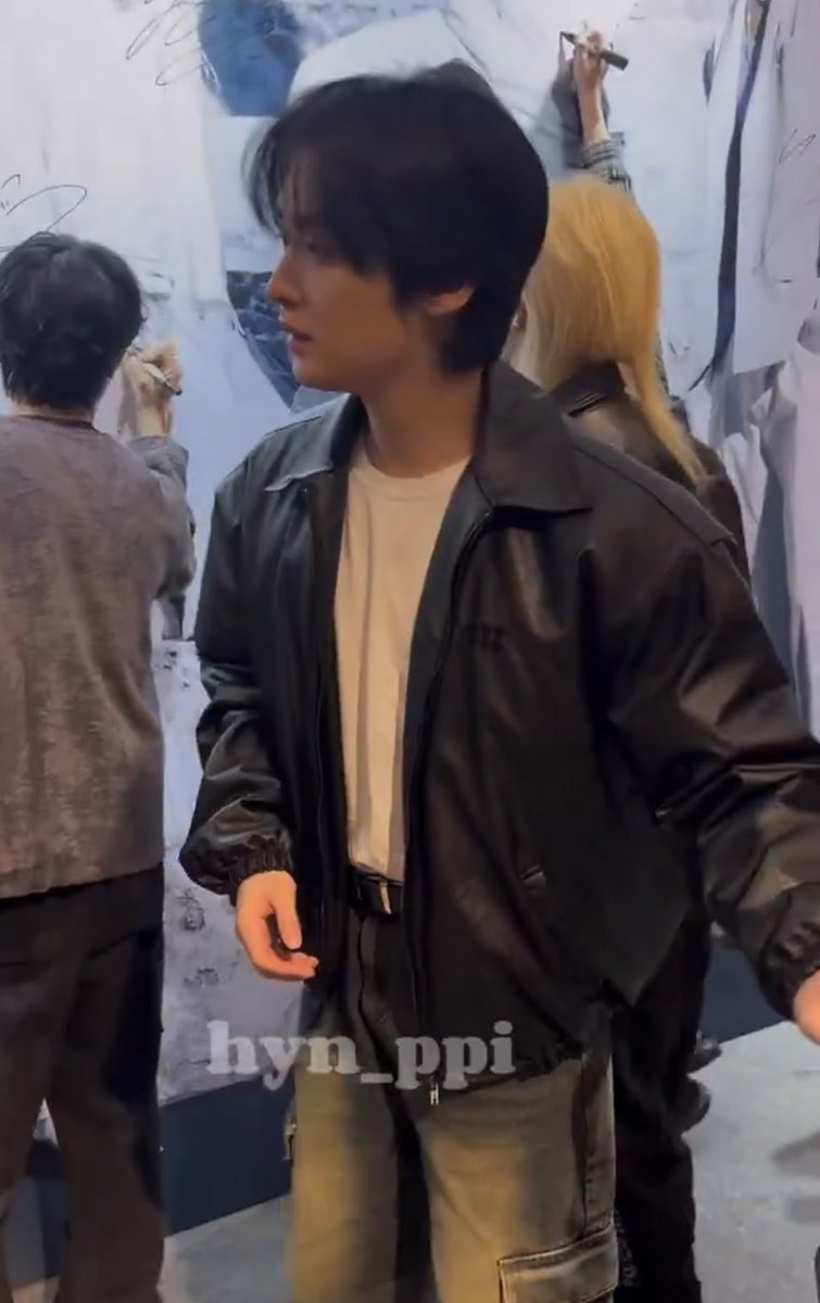 haetbitlinoring's tweet photo. AHH PRETTY PRETTY LEEKNOW TODAY IN JEANS AND JACKET.. HE LOOKS SO GOOD!! SO FLUFFY AND COMFY 🥹 https://t.co/bdUtouHIco