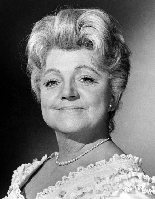 daveainsworth63's tweet photo. Remembering the British actress Hermione Baddeley who was born on this day in 1906. She died in 1986. #HermioneBaddeley #BrightonRock #Scrooge #RoomAtTheTop #Maude #MaryPoppins #ThereIsAnotherSun #ThePickwickPapers #Harlow #TheUnsinkableMollyBrown #UpTheFront #SouthRiding https://t.co/2hIJ9YLagq