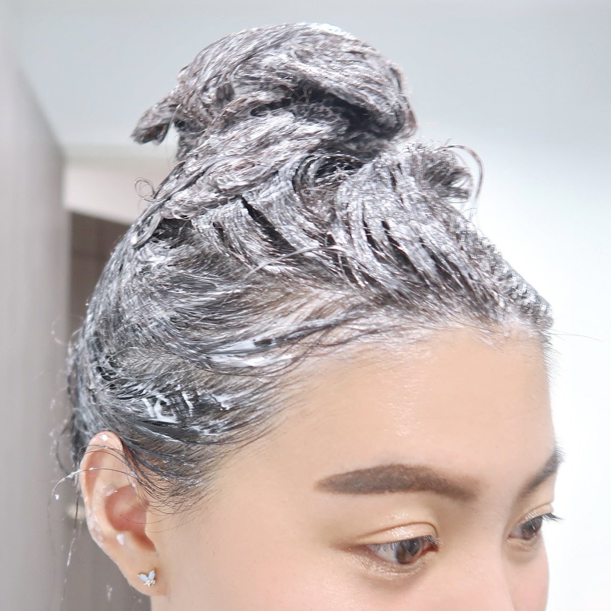 reviewsapaa's tweet photo. ย้อมผมตามพี่สาวจีน หน้าละมุนสีผมนัวมากๆ ย้อมง่ายสีสวยแบบไม่ต้องฟอกผมเลย ย้อมสีผมของการ์นิเย่ สี Cool Ash ได้ฟีลหวานมาก เปลี่ยนลุคให้ซอฟท์ละมุนนีไปเลย ผมเดิมเข้มสีก็ติดปรับสีผมสว่างขึ้น ชอบมากกกๆๆ หวานกรุบสุด #รีวิวสีผมการ์นิเย่ #PerfectAshYouAre https://t.co/yHbyY5jt70