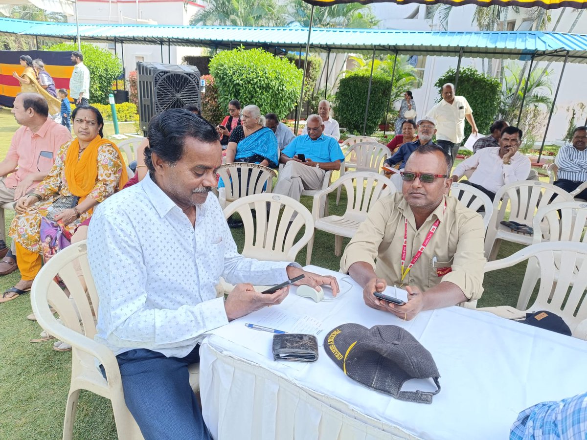 hydhqpostalregn's tweet photo. #DigitalLifeCertificate (DLC) campaign at MCEME Secunderabad.
#DakSewaJanSewa
#Aapkabankaapkedwaar #Bankingatlastmile
#DDLCampaign3.0
Shri. V Srinivas, Secretary, @DOPPW_India appreciated the efforts of @cpmgtelangana @IPPBOnline Telangana Team for providing DLC services. https://t.co/VCooFzhYPd