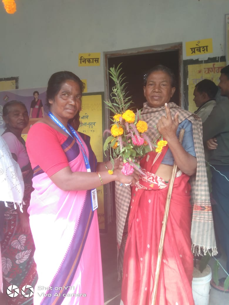 सिमडेगा जिला के बानो प्रखण्ड में बुजुर्ग, दिव्यांग और नए मतदाता को वोट देने के बाद पुष्प गुच्छ देकर सम्मानित किया गया।
#VoteDeneChalo 
<a href="/ceojharkhand/">Chief Electoral Officer, Jharkhand</a> 
<a href="/ECISVEEP/">Election Commission of India</a> 
<a href="/dc_simdega/">DC SIMDEGA</a>