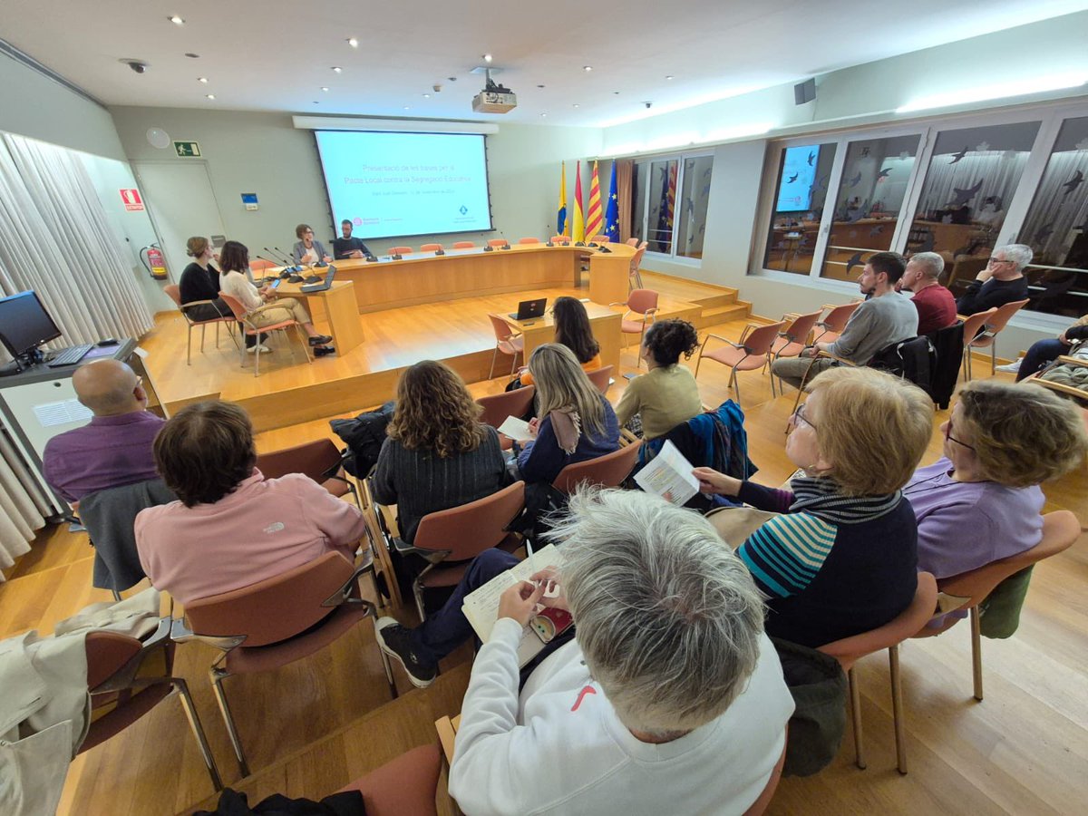 ERDISC - Educació Comunitària UAB (@ed_comunitaria) on Twitter photo Hem acabat un cicle de suport a l’Ajuntament de <a href="/santjustcat/">santjustcat</a> per encàrrec de la <a href="/educadiba/">Educació Diputació</a>, amb l’objectiu d’impulsar un document de bases per un pacte local contra la segregació educativa. Contra la segregació, una educació per tothom <a href="/educaciocat/">Educació</a> <a href="/EducacioUAB/">Facultat de Ciències de l'Educació UAB</a> <a href="/sindicdegreuges/">Síndic de Greuges</a> Hem acabat un cicle de suport a l’Ajuntament de <a href="/santjustcat/">santjustcat</a> per encàrrec de la <a href="/educadiba/">Educació Diputació</a>, amb l’objectiu d’impulsar un document de bases per un pacte local contra la segregació educativa. Contra la segregació, una educació per tothom <a href="/educaciocat/">Educació</a> <a href="/EducacioUAB/">Facultat de Ciències de l'Educació UAB</a> <a href="/sindicdegreuges/">Síndic de Greuges</a>
