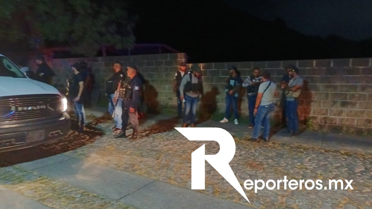 DOS ELEMENTOS IBAN A DETENER A UN SUJETO Y ESTE LES DISPARO A QUEMARROPA.
Dos elementos de la Agencia de Investigación Criminal resultaron lesionados por disparos de arma de fuego.

Más de 250 elementos de diferentes corporaciones llegaron al lugar.