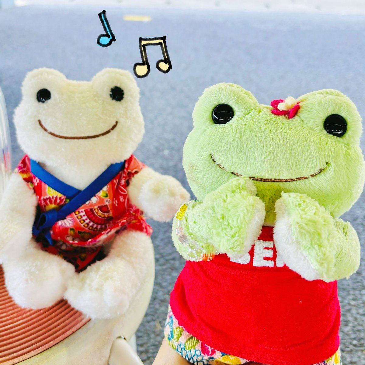 OkinawanPickles's tweet photo. 今日のアーケード広場でのLIVEは歌手のyoukaさん
ベニがその優しい歌声にうっとりとしていると…おやおや？
わたげ色のピクルスがこんにちは！
youkaさんのマイピクとしてLIVEにいるそうです💕
#マルシェドピクルス沖縄 #かえるのピクルス #picklesthefrog #糸満 #ぬいどり #青蛙 #沖縄土産 https://t.co/MrMfFGKRUr